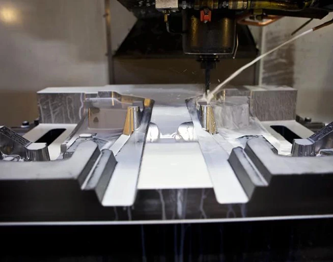 El proceso de vertido de fundición de molde de metal.