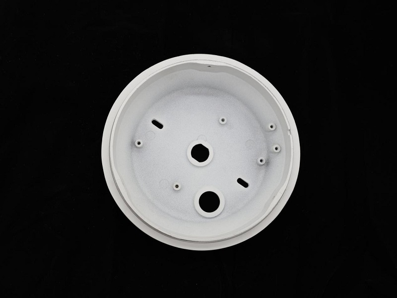 ¿Qué requisitos de protección deben cumplir las piezas fundidas a presión de aparatos de iluminación para uso en exteriores?